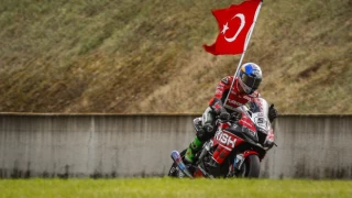 Motosiklet camiası Toprak Razgatlıoğlu'ndan yine şampiyonluk bekliyor