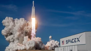 SpaceX, NASA astronotlarını yörüngeye gönderdi