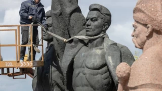 Ukrayna'nın başkent Kiev'deki 'Sovyet Kardeşlik Anıtı'nı kaldırılıyor
