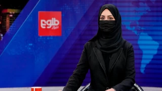 Afganistan'da kadın spikerler burkayla ekrandalar