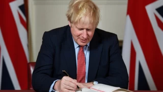 İngiltere Başbakanı Boris Johnson görevine devam edecek