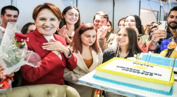 Gençler Akşener’in doğumgününü kutladı