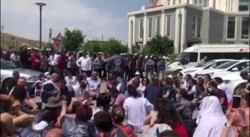 Ankara’da doktorlar, Sağlık Bakanlığı önüne çelenk bırakmak istedi: Polis tarafından çelenge el konuldu