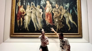 İklim aktivistleri, 650 yıllık Botticelli tablosuna kendilerini yapıştırdılar!