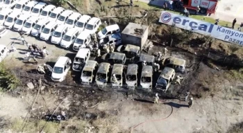 Sancaktepe’de otoparkta 16 ticari araç alevler içinde kaldı