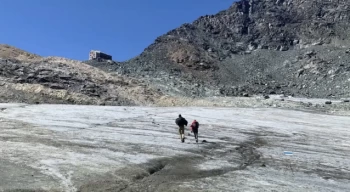 Alpler’de buzullar eridi: Altından insan kemikleri ve uçak enkazı çıktı