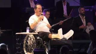 İbrahim Tatlıses, tekerlekli sandalyede iki ayağı alçılı konser verdi
