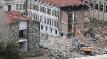 İhale binaların yıkılmasından sonra iptal edildi