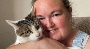 Kalp krizi geçiren sahibini kurtaran kedi
