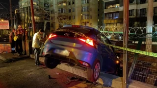 Otomobil, Marmaray'ın tel örgüsünde asılı kaldı