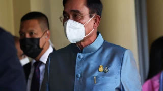 Tayland Başbakanı, görevden uzaklaştırıldı