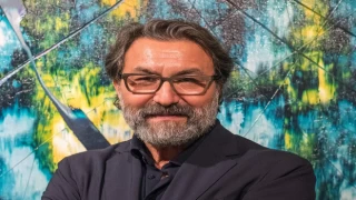 Dünyaca ünlü Türk ressam Ahmet Oran'ın "Tepetaklak" Sergisi Akaretler'de sanatseverlerle buluşuyor