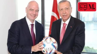 Erdoğan, FIFA Başkanı Infantino'nun hediye ettiği topa kafa attı