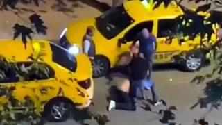 İki taksi şoförü, scooter sürücüsünü sopayla dövdü