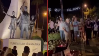 İranlılar Mahsa Amini'yi katleden rejimi Atatürk heykeli önünde protesto ettiler