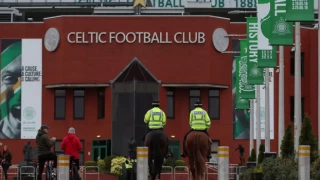 İskoçya takımı Celtic'in taraftarları İngiliz kraliyet ailesini protesto etti