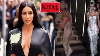 Kim Kardashian'ın elbisesi nelere kadir oldu: Merdivenleri penguen gibi seke seke çıktı