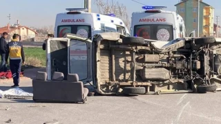 Konya'da servis midibüsü ile kamyonet çarpıştı: 17 kişi yaralandı