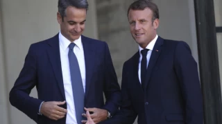 Macron, Miçotakis'le Paris'te bir araya geldi