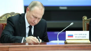 Putin, Herson ve Zaporojye'nin bağımsızlıklarını tanıyan kararnameleri imzaladı