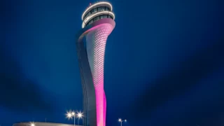 İstanbul Havalimanı kulesi pembeye büründü