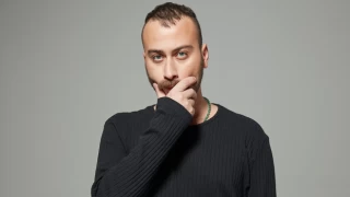 Kaan Boşnak, yeni single parçası 'Delik Deşik' ile geri döndü
