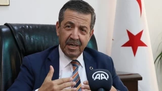 KKTC Dışişleri Bakanı'ndan Rum kesimindeki maçta Türk bayraklarının alınmasına tepki