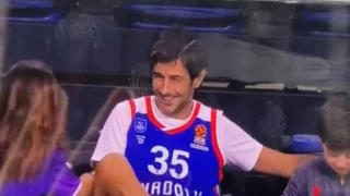 Mete Kalkavan, Anadolu Efes-Galatasaray maçını Efes formasıyla izledi