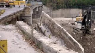 Bakırköy'de istinat duvarı çöktü, E-5 bağlantı yolu trafiğe kapatıldı