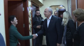 CHP Genel Başkanı Kılıçdaroğlu, FOX TV Ankara Temsilcisi Tülay Ünal Öçten’in evine giderek taziye ziyaretinde bulundu