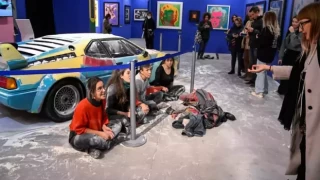 İklim aktivistleri, Andy Warhol'un tasarımına sekiz kilo un döktü