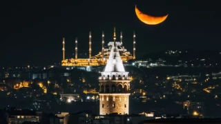 İstanbul'da büyüleyici ay manzarası