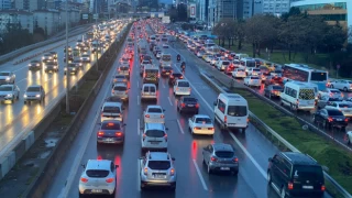 İstanbul'da yağış trafik yoğunluğunu artırdı