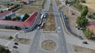 Sivas'ta bir garip üst geçit: 20 metrelik yol 200 metreye çıktı