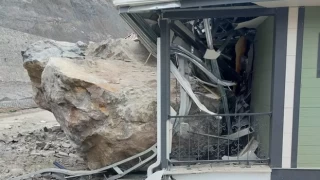 Artvin’de kontrollü patlama sırasında kopan kayalar evlerin üzerine düştü