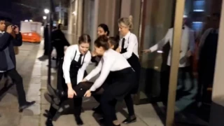 Çevreci aktivistler Londra'daki Nusr-et restoranını bastı