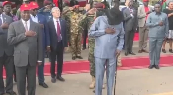 Güney Sudan Devlet Başkanı Mayardit törende altına kaçırdı!