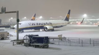 İngiltere'de kar: Londra Stansted Havalimanı'ndan tüm uçuşlar ertelendi