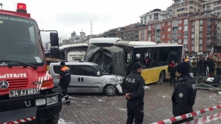 İstanbul'da tramvay otobüsle çarpıştı