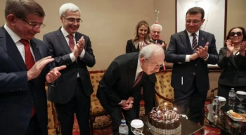 Kılıçdaroğlu’na doğum günü sürprizi yapıldı