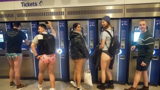 Londra'da "Pantolonsuz" metro günü etkinliği gerçekleşti