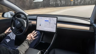 Otopilot modu açık olan Tesla aracı, polisi peşine taktı
