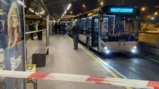 Sefaköy durağında metrobüsün altında kalan bir kişi hayatını kaybetti