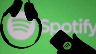 Spotify, 2022'de Türkiye'nin en çok dinlenen sanatçısı Uzi'nin albümünü yayından kaldırdı