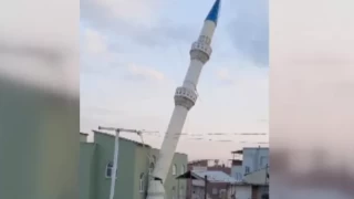 Adana'da kontrollü yıkılan minare 3 katlı evin üzerine devrildi