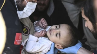 Antakya'da Aliye bebek depremin 133. saatinde enkazdan kurtarıldı