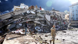 Bakanlıktan depremzede çocuklara 'koruyucu aile' olmak isteyenler için açıklama