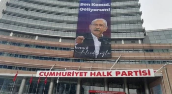 CHP Genel Merkezi'nin dışına Kılıçdaroğlu’nun ”Ben Kemal, geliyorum!” sözleri asıldı