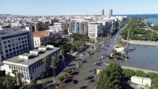 Deprem sonrası deniz seviyesi yükselen İskenderun'da binalar, iş yerleri boşaltıldı