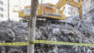 Diyarbakır'da 2 müteahhit yaptıkları binanın enkazında kalarak hayatını kaybetti